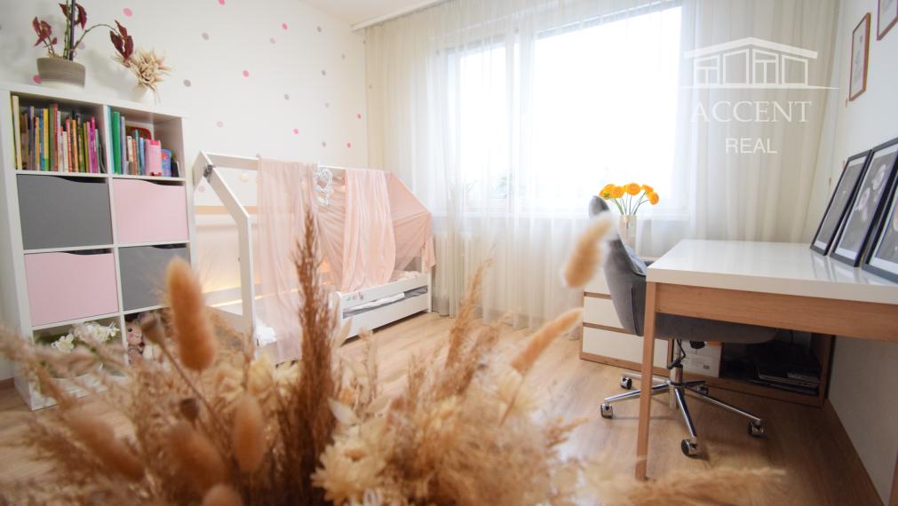 REZERVOVANÉ - VEĽMI PEKNÝ, KVALITNE ZREKONŠTRUOVANÝ 3-IZBOVÝ BYT (70 M2)V RUŽINOVE VO VÝBORNEJ LOKALITE PLNEJ ZELENE