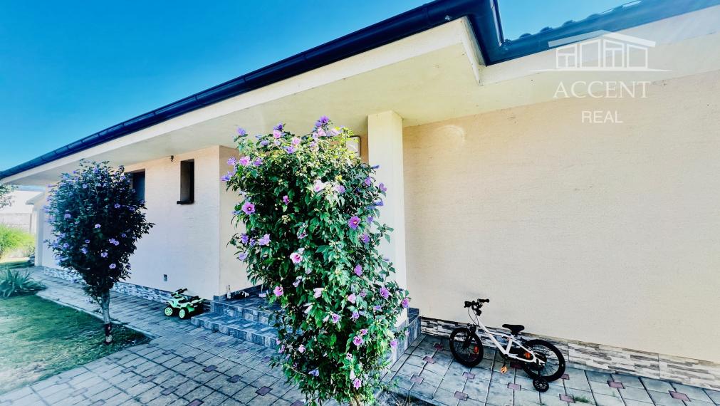 PRIESTRANNÝ 4-IZBOVÝ BUNGALOV (188M2) S GARÁŽOU A S PEKNÝM POZEMKOM (550M2) LEN 4KM OD SENCA - HRUBÝ ŚÚR