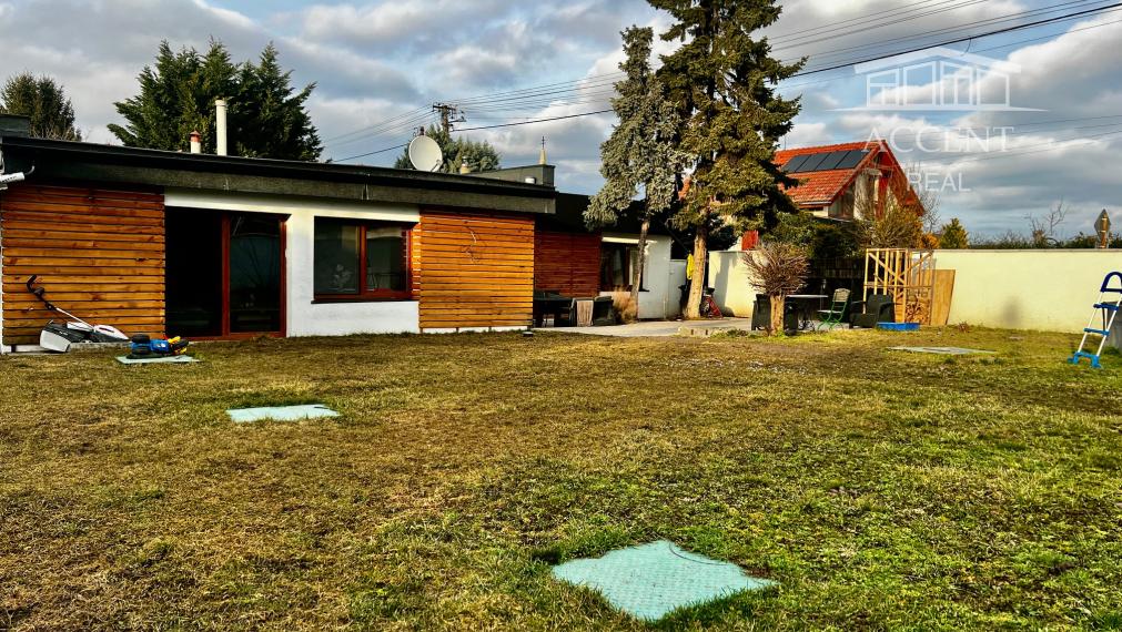 RODINNÝ DOM (107M2) V POKOJNEJ LOKALITE S PEKNÝM ROŽNÝM POZEMKOM (538M2) - MOST PRI BRATISLAVE