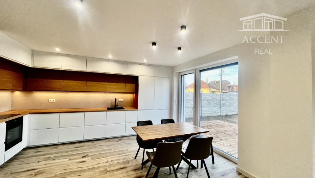 VEĽMI PEKNÝ,PRIESTRANNÝ 4-IZBOVÝ BUNGALOV  V KVALITNOM ŠTANDARDE AJ S KUCHYŇOU (128M2), POZEMOK 410M2, TERASA AJ KOMPLET OPLOTENIE V CENE A ĎALŠIE BENEFITY