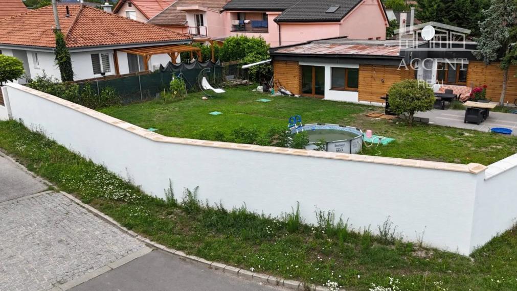 BUNGALOV V POKOJNEJ LOKALITE S PEKNÝM ROŽNÝM POZEMKOM (538M2) - MOST PRI BRATISLAVE