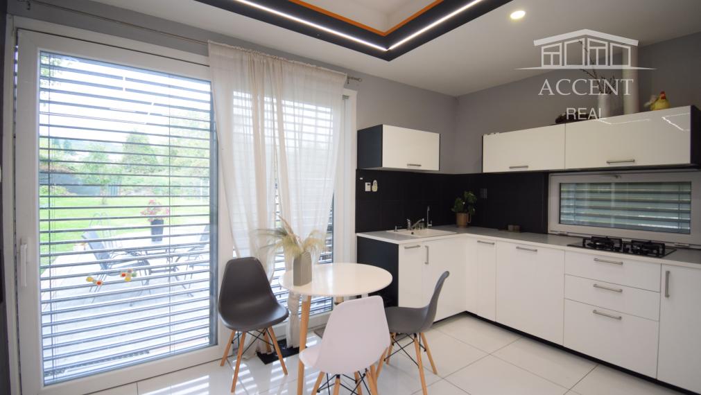 KOMPLETNE ZARIADENÝ 4- IZBOVÝ MOBILNÝ DOM S TERASOU S KRÁSNYM SLNEČNÝM POZEMKOM (1427M2) - PEKNÁ CESTA RAČA