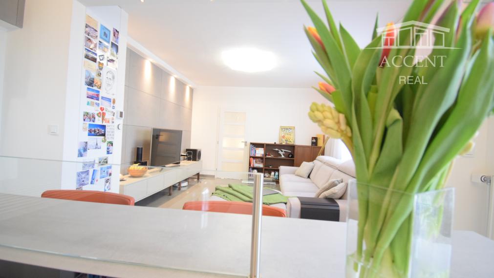 PRENÁJOM DIZAJNOVÉHO 2 - IZBOVÉHO BYTU SO ŠATNÍKOM A BALKÓNOM NA TRNÁVKE