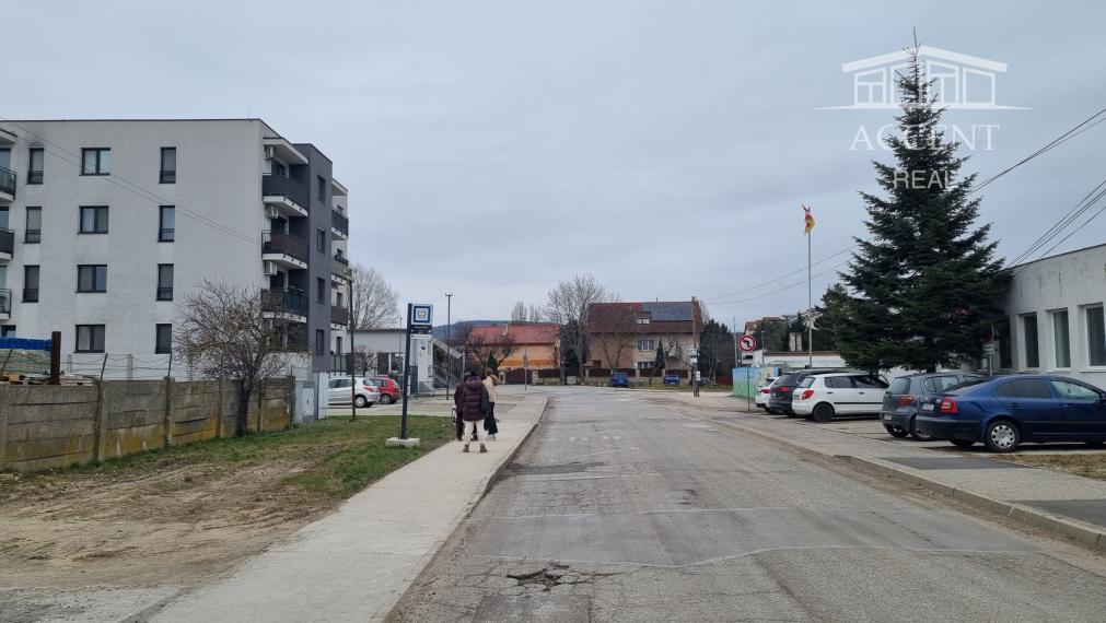 PRENÁJOM  KRÁSNEJ 2 - IZBOVEJ NOVOSTAVBY S BALKÓNOM A  PARKOVACÍM MIESTOM