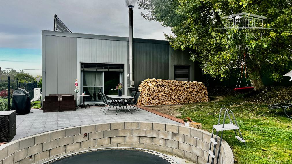 NÁDHERNÝ SLNEČNÝ POZEMOK POD LESOM (1427M2) S KOMPLETNE ZARIADENÝM 4-IZBOVÝM MOBILNÝM DOMOM (100M2) - PEKNÁ CESTA RAČA