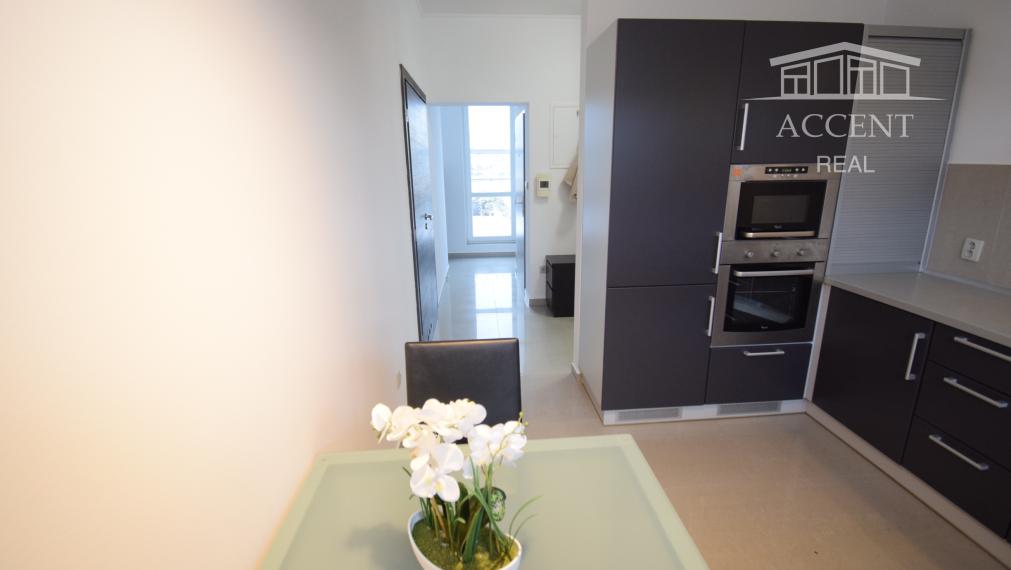 2 IZBOVÝ BYT V UZAVRETOM AREÁLI S KRÁSNOU VEĽKOU TERASOU A PARKOVACÍM MIESTOM (151,38m2)