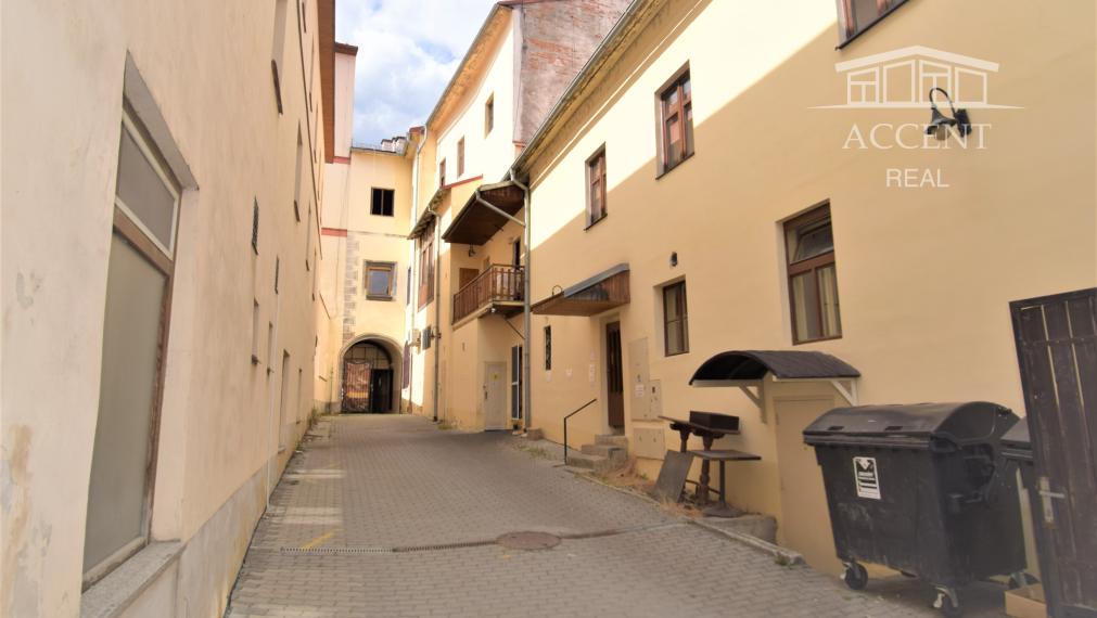 NÁDHERNÁ HISTORICKÁ BUDOVA   V CENTRE BANSKEJ BYSTRICE (1700m2)