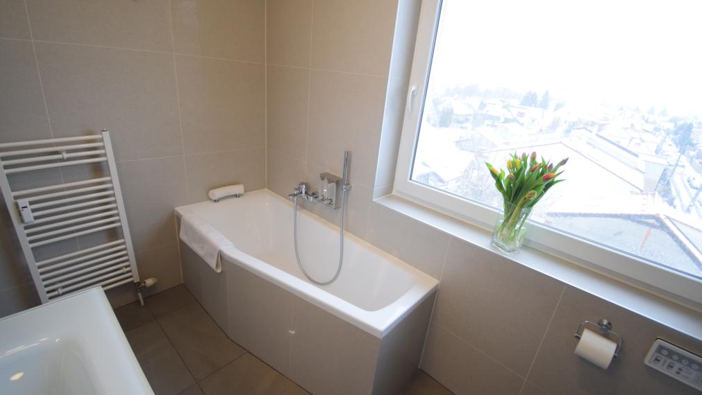 PRENÁJOM DIZAJNOVÉHO 2 - IZBOVÉHO BYTU SO ŠATNÍKOM A BALKÓNOM NA TRNÁVKE