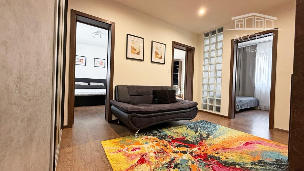 VEĽMI PEKNÝ, KVALITNE ZREKONŠTRUOVANÝ 4-IZBOVÝ BYT V PETRŽALKE VO VÝBORNEJ LOKALITE PLNEJ ZELENE