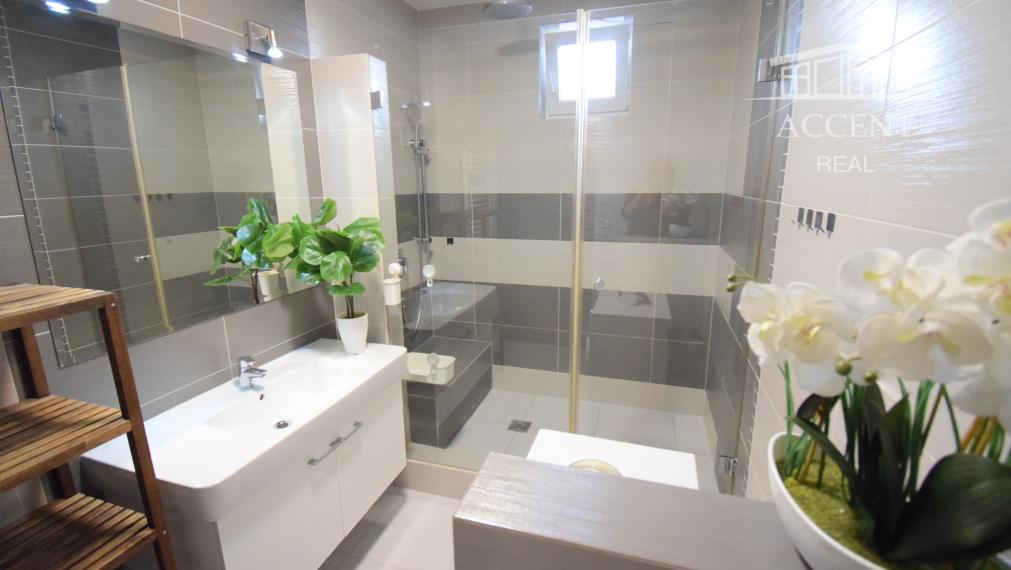 2 IZBOVÝ BYT V UZAVRETOM AREÁLI S KRÁSNOU VEĽKOU TERASOU A PARKOVACÍM MIESTOM (151,38m2)