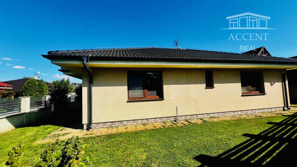 PRIESTRANNÝ 4-IZBOVÝ BUNGALOV (188M2) S GARÁŽOU A S PEKNÝM POZEMKOM (550M2) LEN 4KM OD SENCA - HRUBÝ ŚÚR