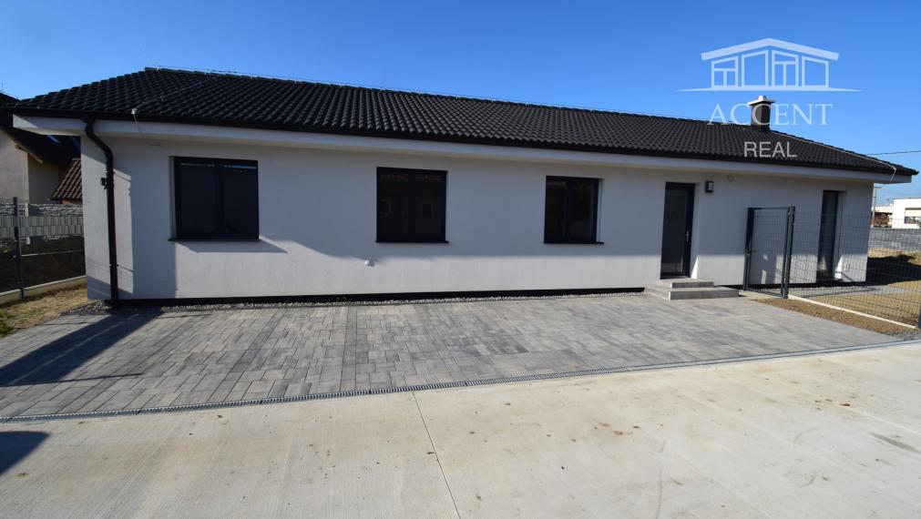VEĽMI PEKNÝ, PRIESTRANNÝ 4-IZBOVÝ BUNGALOV(126M2) V NADŠTANDARDE AJ S KUCHYŇOU A SPOTREBIČMI,  POZEMOK 360M2, TERASA,EXT. ŽALÚZIE AJ  PLOT V CENE