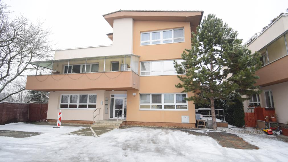 BYT V UZAVRETOM AREÁLI S KRÁSNOU VEĽKOU TERASOU A PARKOVACÍM MIESTOM (151,38m2)