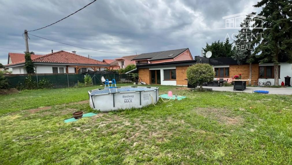 RODINNÝ DOM (107M2) V POKOJNEJ LOKALITE S PEKNÝM ROŽNÝM POZEMKOM (538M2) - MOST PRI BRATISLAVE