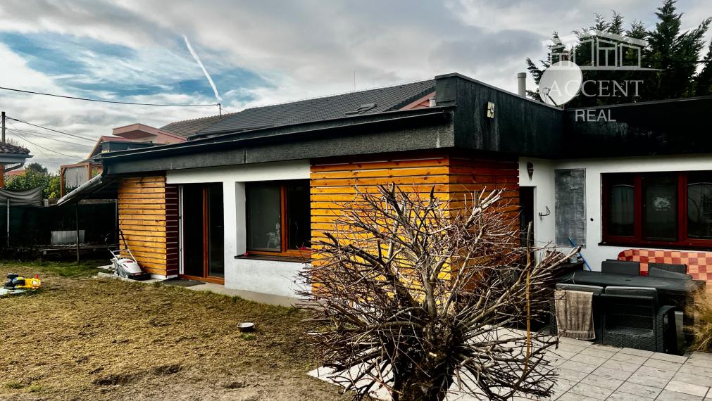 RODINNÝ DOM (107M2) V POKOJNEJ LOKALITE S PEKNÝM ROŽNÝM POZEMKOM (538M2) - MOST PRI BRATISLAVE