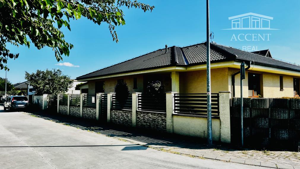 PRIESTRANNÝ 4-IZBOVÝ BUNGALOV (188M2) S GARÁŽOU A S PEKNÝM POZEMKOM (550M2) LEN 4KM OD SENCA - HRUBÝ ŚÚR