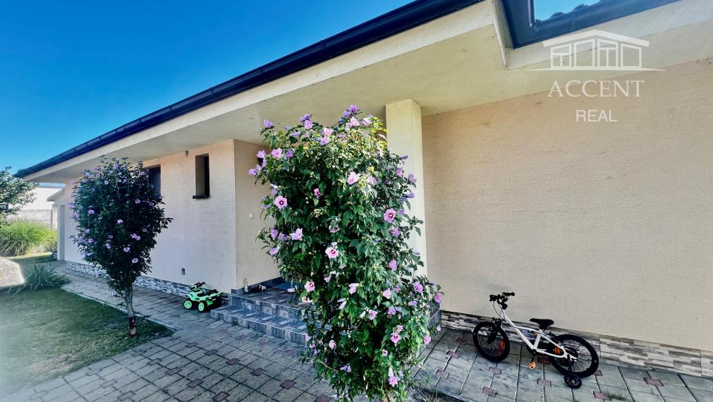 PRIESTRANNÝ 4-IZBOVÝ BUNGALOV (188M2) S GARÁŽOU A S PEKNÝM POZEMKOM (550M2) LEN 4KM OD SENCA - HRUBÝ ŚÚR