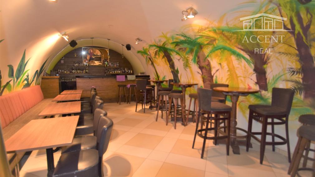 NÁDHERNÁ HISTORICKÁ BUDOVA   V CENTRE BANSKEJ BYSTRICE (1700m2)