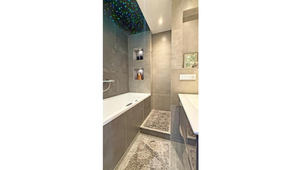 VEĽMI PEKNÝ, KVALITNE ZREKONŠTRUOVANÝ 3,5 - IZBOVÝ BYT V PETRŽALKE VO VÝBORNEJ LOKALITE PLNEJ ZELENE