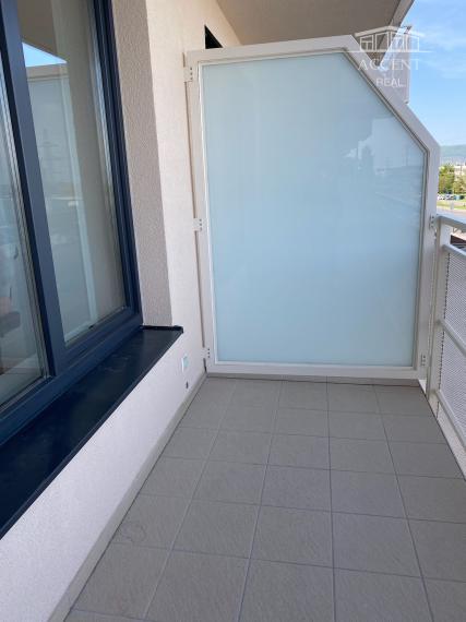 PREDAJ MODERNEJ 2 IZBOVEJ NOVOSTAVBY  S BALKÓNOM, PARKOVACÍM MIESTOM A PIVNIČNOU KOBKOU