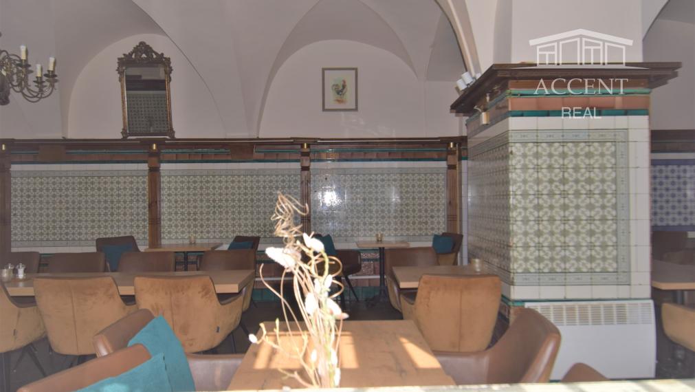 NÁDHERNÁ HISTORICKÁ BUDOVA   V CENTRE BANSKEJ BYSTRICE (1700m2)