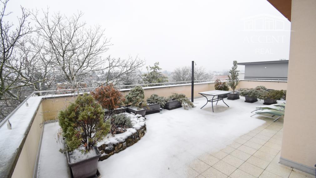 BYT V UZAVRETOM AREÁLI S KRÁSNOU VEĽKOU TERASOU A PARKOVACÍM MIESTOM (151,38m2)