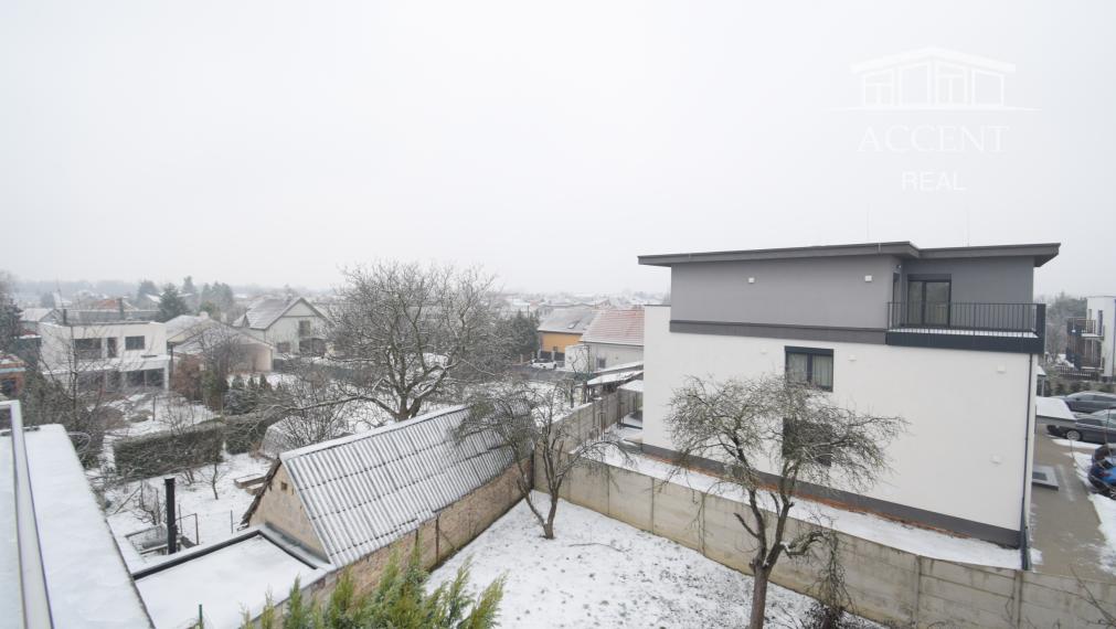 BYT V UZAVRETOM AREÁLI S KRÁSNOU VEĽKOU TERASOU A PARKOVACÍM MIESTOM (151,38m2)