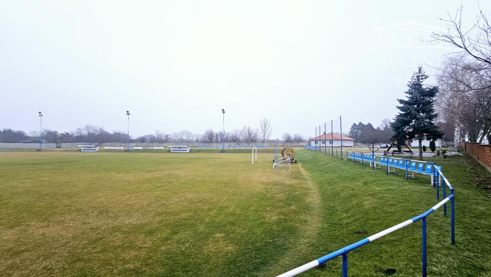 KRÁĽOVIČOVE KRAČANY - VEĽKÝ STAVEBNÝ POZEMOK 1200m2 SO STARŠÍM DOMOM