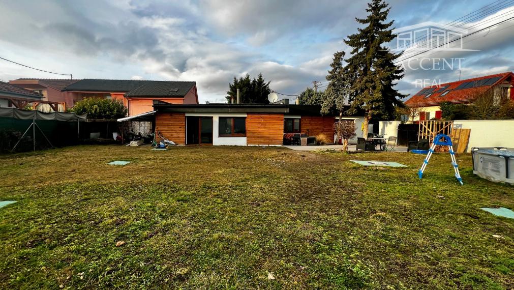 BUNGALOV V POKOJNEJ LOKALITE S PEKNÝM ROŽNÝM POZEMKOM (538M2) - MOST PRI BRATISLAVE