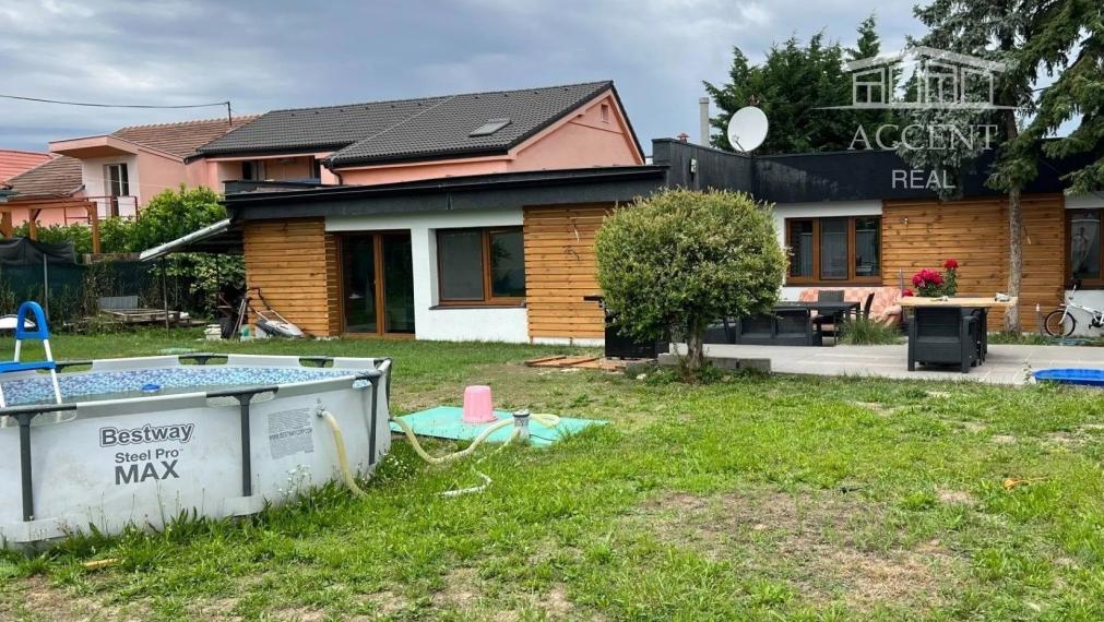 BUNGALOV V POKOJNEJ LOKALITE S PEKNÝM ROŽNÝM POZEMKOM (538M2) - MOST PRI BRATISLAVE
