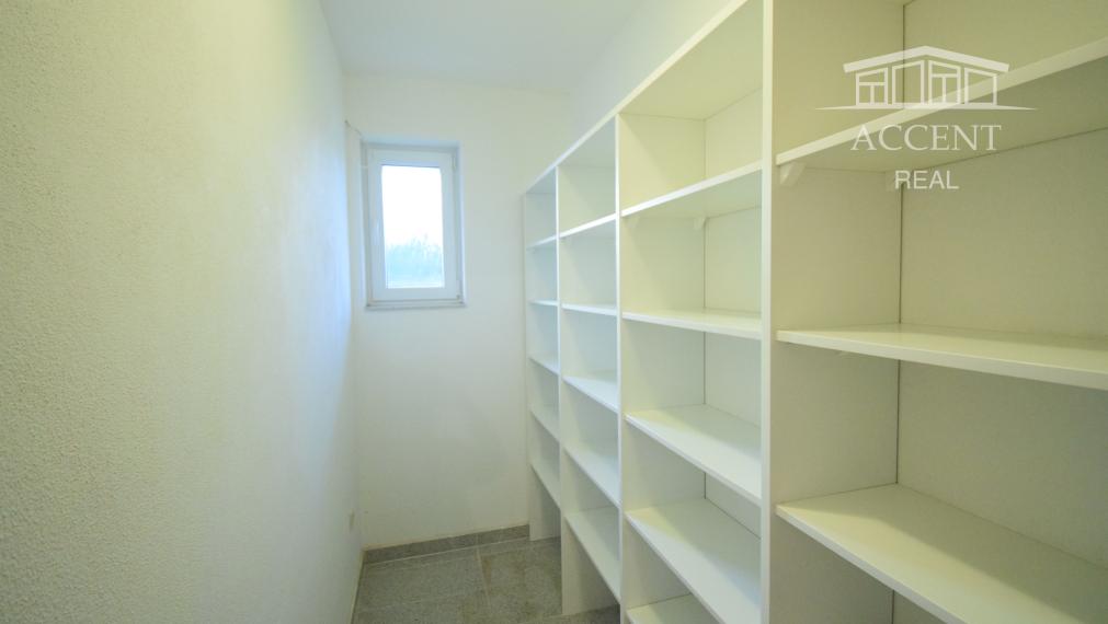 PRIESTRANNÝ 4-IZBOVÝ BUNGALOV (188M2) S GARÁŽOU A S PEKNÝM POZEMKOM (550M2) LEN 4KM OD SENCA - HRUBÝ ŚÚR