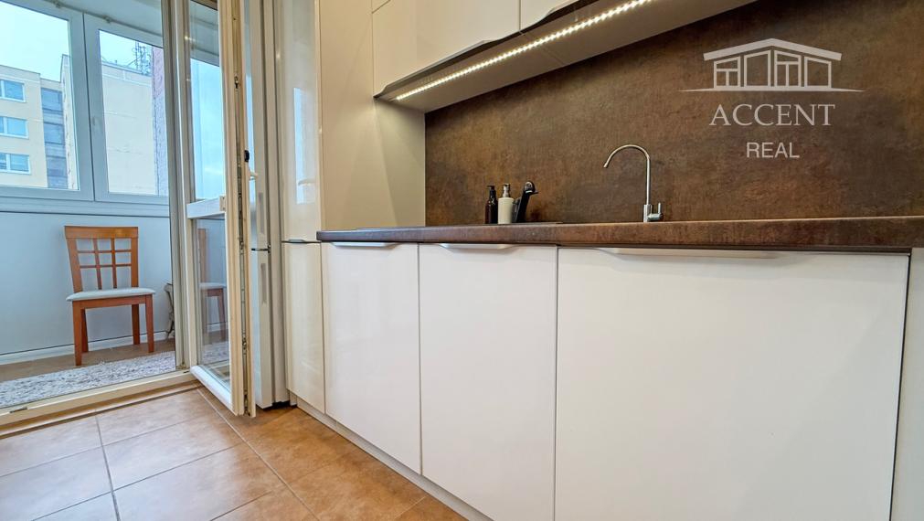 VEĽMI PEKNÝ, KVALITNE ZREKONŠTRUOVANÝ 3,5 - IZBOVÝ BYT V PETRŽALKE VO VÝBORNEJ LOKALITE PLNEJ ZELENE