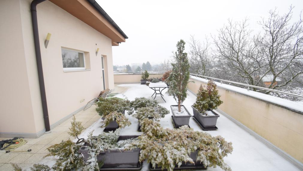 2 IZBOVÝ BYT V UZAVRETOM AREÁLI S KRÁSNOU VEĽKOU TERASOU A PARKOVACÍM MIESTOM (151,38m2)