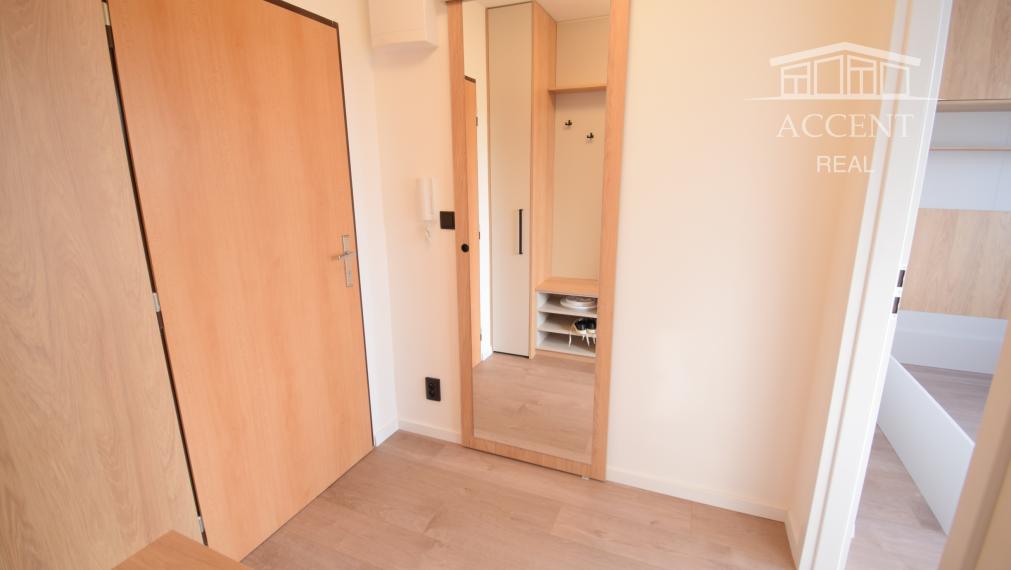 PRENÁJOM SLNEČNÉHO, KOMPLETNE ZREKONŠTRUOVANÉHO 2 IZBOVÉHO BYTU NA STREČIANSKEJ ULICI S PIVNIČNOU KOBKOU