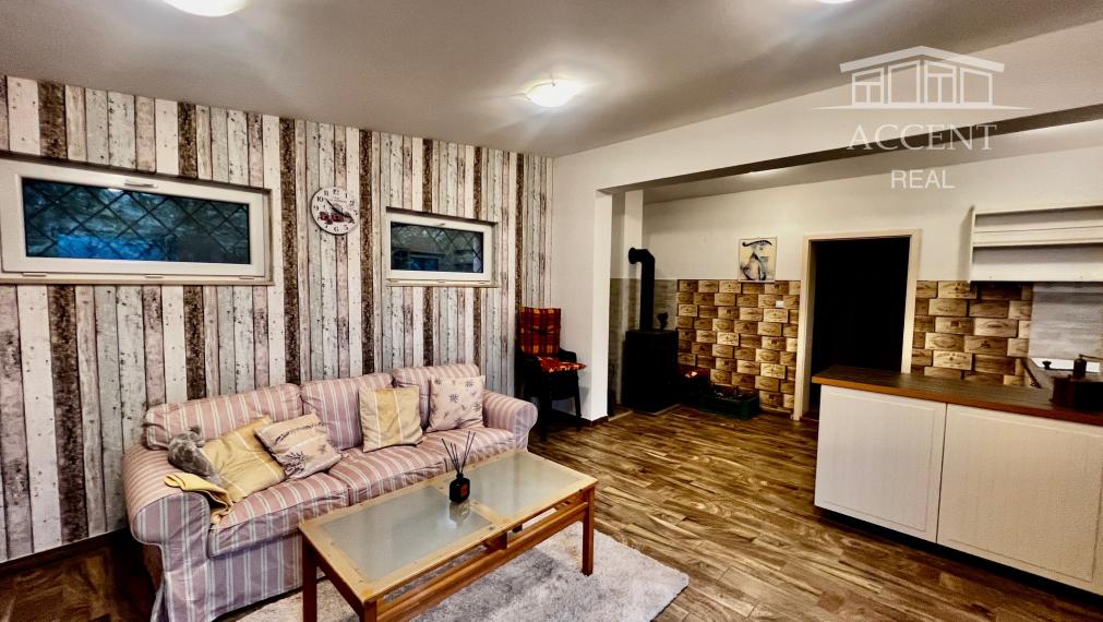 CELOROČNE OBÝVATEĽNÁ 2- IZBOVÁ CHATA SO SÚPISNÝM ČÍSLOM, S TERASOU, PARKOVACÍMI MIESTAMI A KRÁSNOU ZÁHRADOU