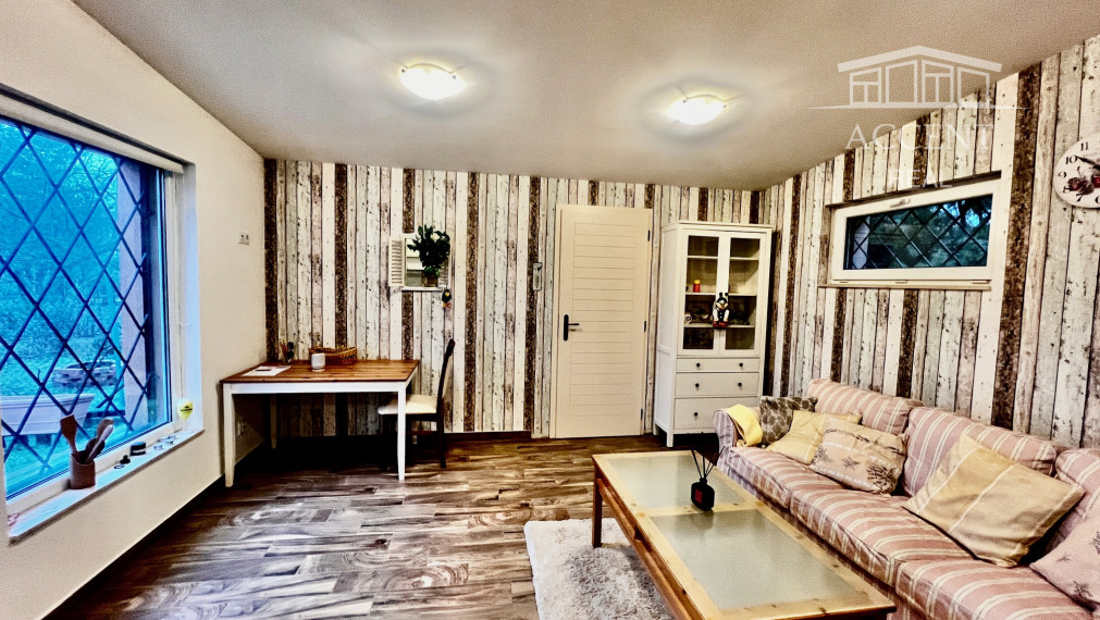 CELOROČNE OBÝVATEĽNÁ 2- IZBOVÁ CHATA SO SÚPISNÝM ČÍSLOM, S TERASOU, PARKOVACÍMI MIESTAMI A KRÁSNOU ZÁHRADOU