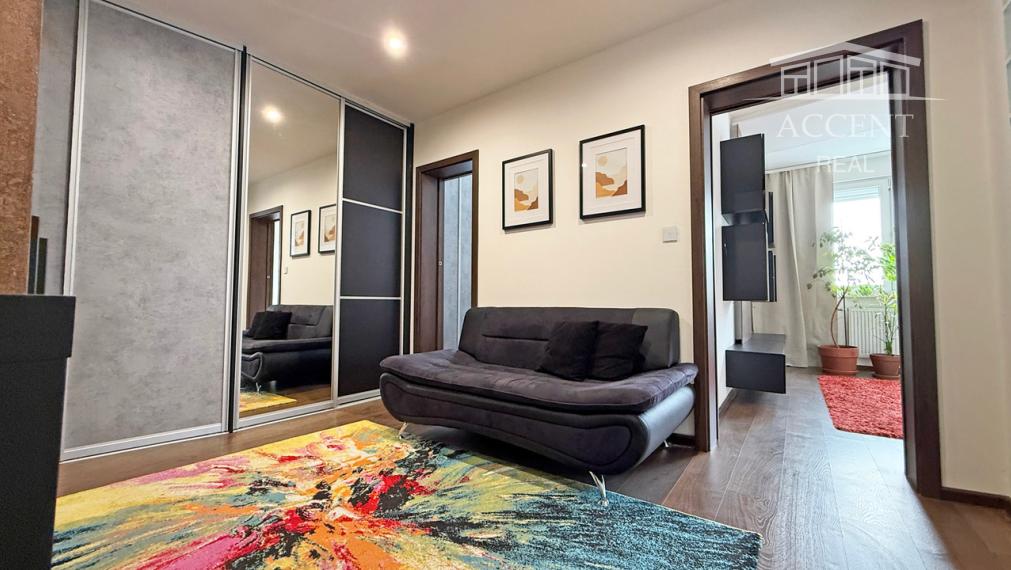 VEĽMI PEKNÝ, KVALITNE ZREKONŠTRUOVANÝ 4-IZBOVÝ BYT V PETRŽALKE VO VÝBORNEJ LOKALITE PLNEJ ZELENE