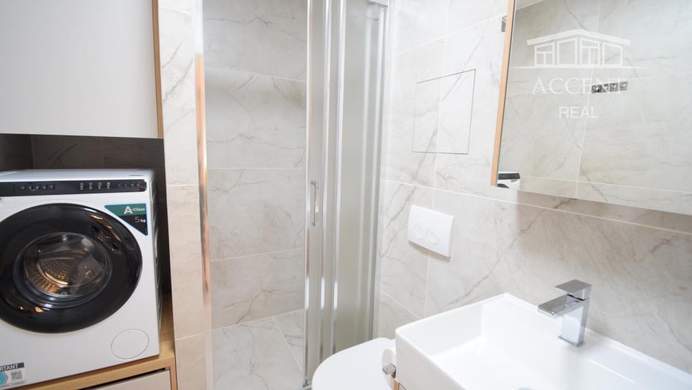 PRENÁJOM SLNEČNÉHO, KOMPLETNE ZREKONŠTRUOVANÉHO 2 IZBOVÉHO BYTU NA STREČIANSKEJ ULICI S PIVNIČNOU KOBKOU