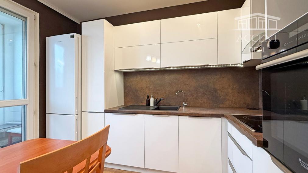 VEĽMI PEKNÝ, KVALITNE ZREKONŠTRUOVANÝ 4-IZBOVÝ BYT V PETRŽALKE VO VÝBORNEJ LOKALITE PLNEJ ZELENE