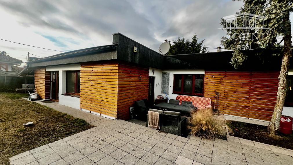 BUNGALOV V POKOJNEJ LOKALITE S PEKNÝM ROŽNÝM POZEMKOM (538M2) - MOST PRI BRATISLAVE