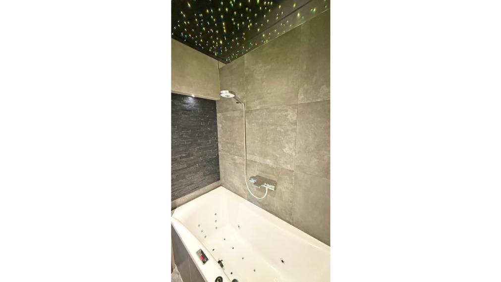 VEĽMI PEKNÝ, KVALITNE ZREKONŠTRUOVANÝ 3,5 - IZBOVÝ BYT V PETRŽALKE VO VÝBORNEJ LOKALITE PLNEJ ZELENE