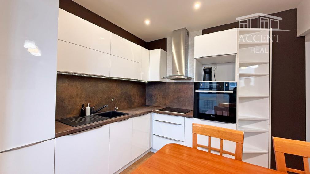 VEĽMI PEKNÝ, KVALITNE ZREKONŠTRUOVANÝ 3,5 - IZBOVÝ BYT V PETRŽALKE VO VÝBORNEJ LOKALITE PLNEJ ZELENE