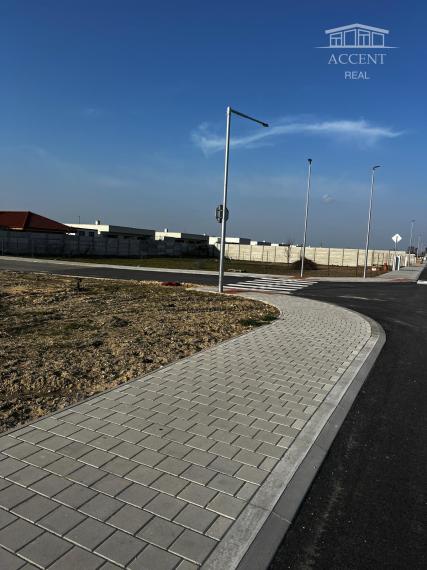 ROŽNÝ VOĽNÝ STAVEBNÝ POZEMOK (612M2),  SKVELÁ POLOHA -  MOST PRI BRATISLAVE