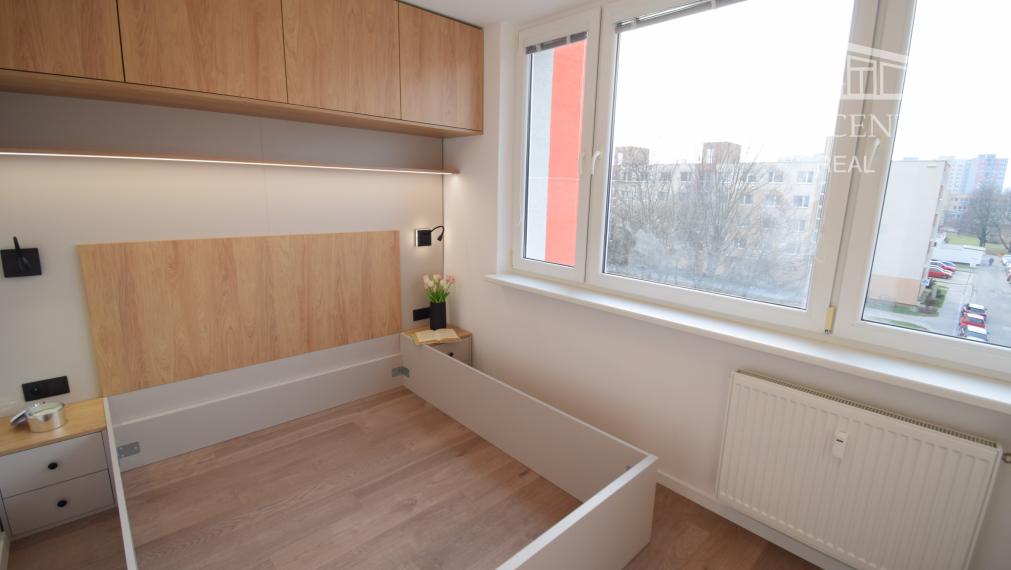 PRENÁJOM SLNEČNÉHO, KOMPLETNE ZREKONŠTRUOVANÉHO 2 IZBOVÉHO BYTU NA STREČIANSKEJ ULICI S PIVNIČNOU KOBKOU