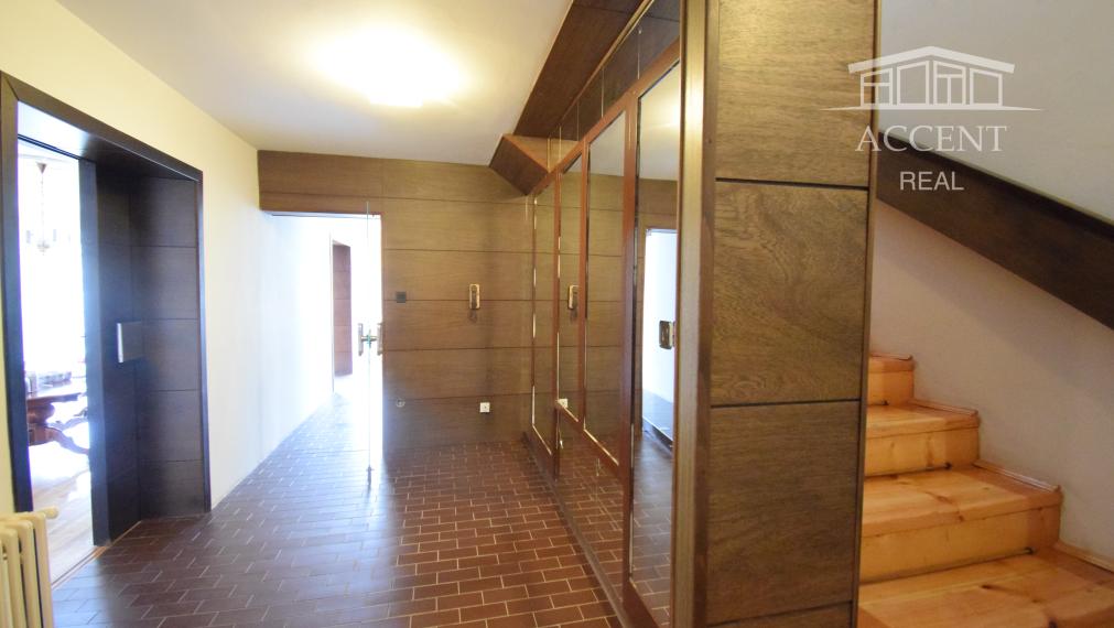 REZERVOVANÉ - DVOJPODLAŽNÁ VILA (279M2) S PEKNÝM ROVINATÝM POZEMKOM(592M2) A NÁDHERNÝM VÝHĽADOM  - 6 PARKOVACÍCH MIEST