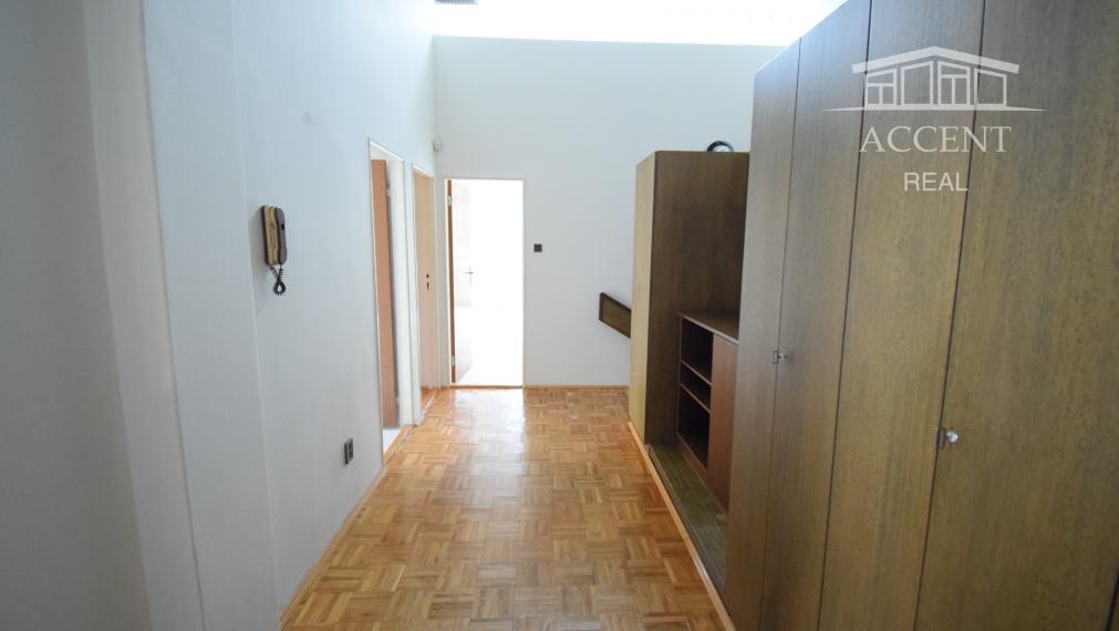 REZERVOVANÉ - DVOJPODLAŽNÁ VILA (279M2) S PEKNÝM ROVINATÝM POZEMKOM(592M2) A NÁDHERNÝM VÝHĽADOM  - 6 PARKOVACÍCH MIEST