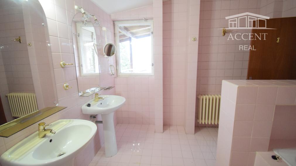 REZERVOVANÉ - DVOJPODLAŽNÁ VILA (279M2) S PEKNÝM ROVINATÝM POZEMKOM(592M2) A NÁDHERNÝM VÝHĽADOM  - 6 PARKOVACÍCH MIEST