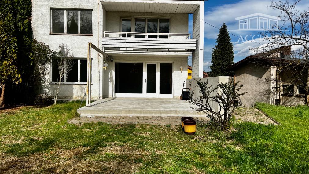 REZERVOVANÉ - DVOJPODLAŽNÁ VILA (279M2) S PEKNÝM ROVINATÝM POZEMKOM(592M2) A NÁDHERNÝM VÝHĽADOM  - 6 PARKOVACÍCH MIEST