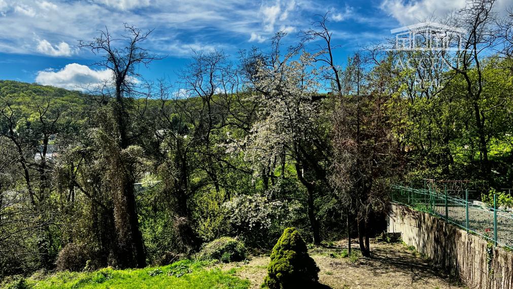 REZERVOVANÉ - DVOJPODLAŽNÁ VILA (279M2) S PEKNÝM ROVINATÝM POZEMKOM(592M2) A NÁDHERNÝM VÝHĽADOM  - 6 PARKOVACÍCH MIEST