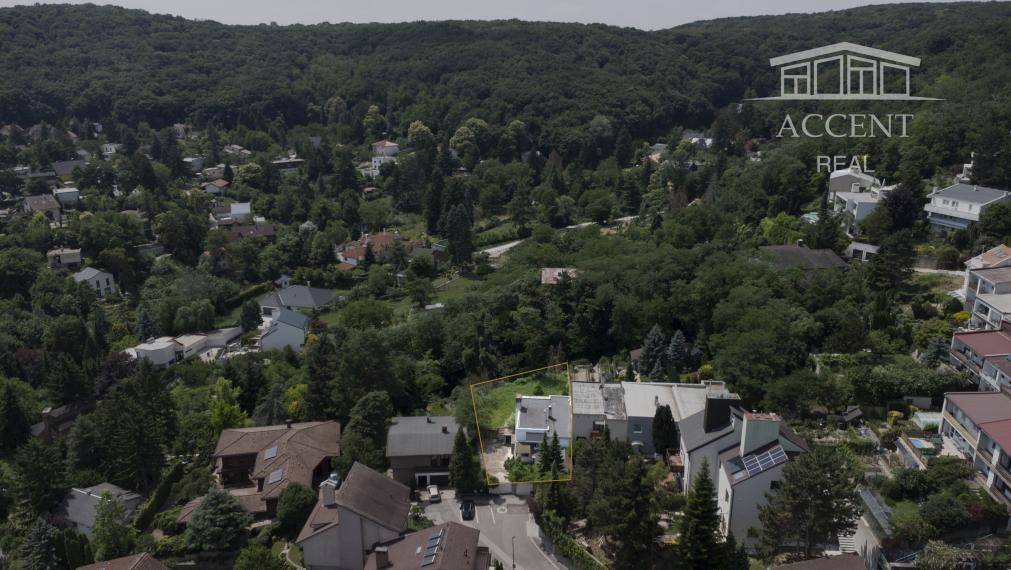 REZERVOVANÉ - DVOJPODLAŽNÁ VILA (279M2) S PEKNÝM ROVINATÝM POZEMKOM(592M2) A NÁDHERNÝM VÝHĽADOM  - 6 PARKOVACÍCH MIEST